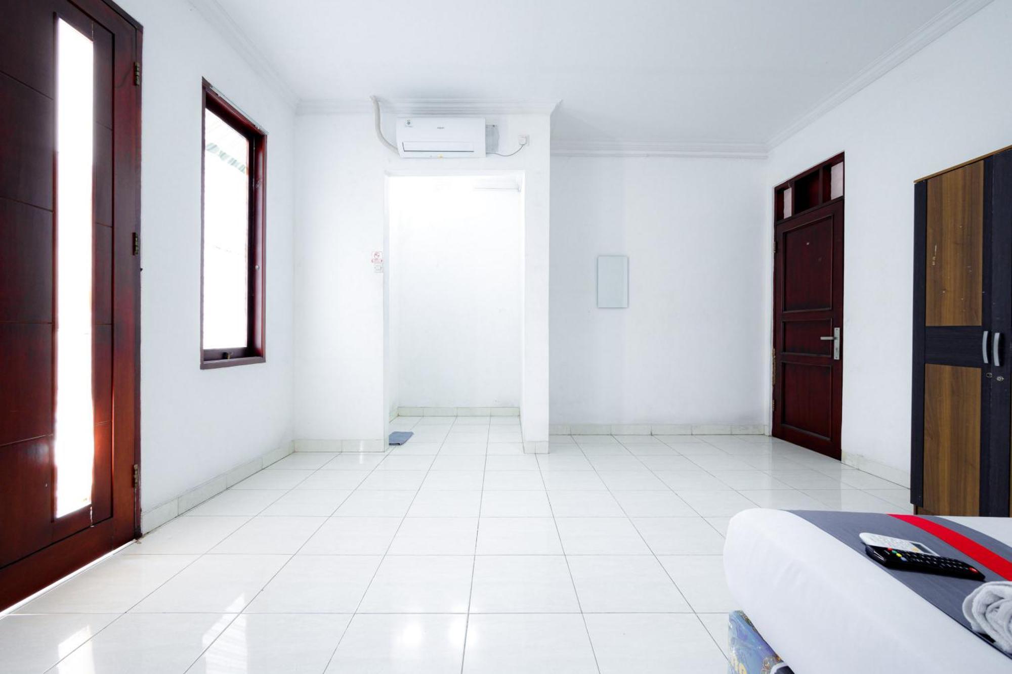 J&B Rooms Tomang Jakarta Mitra Reddoorz 外观 照片