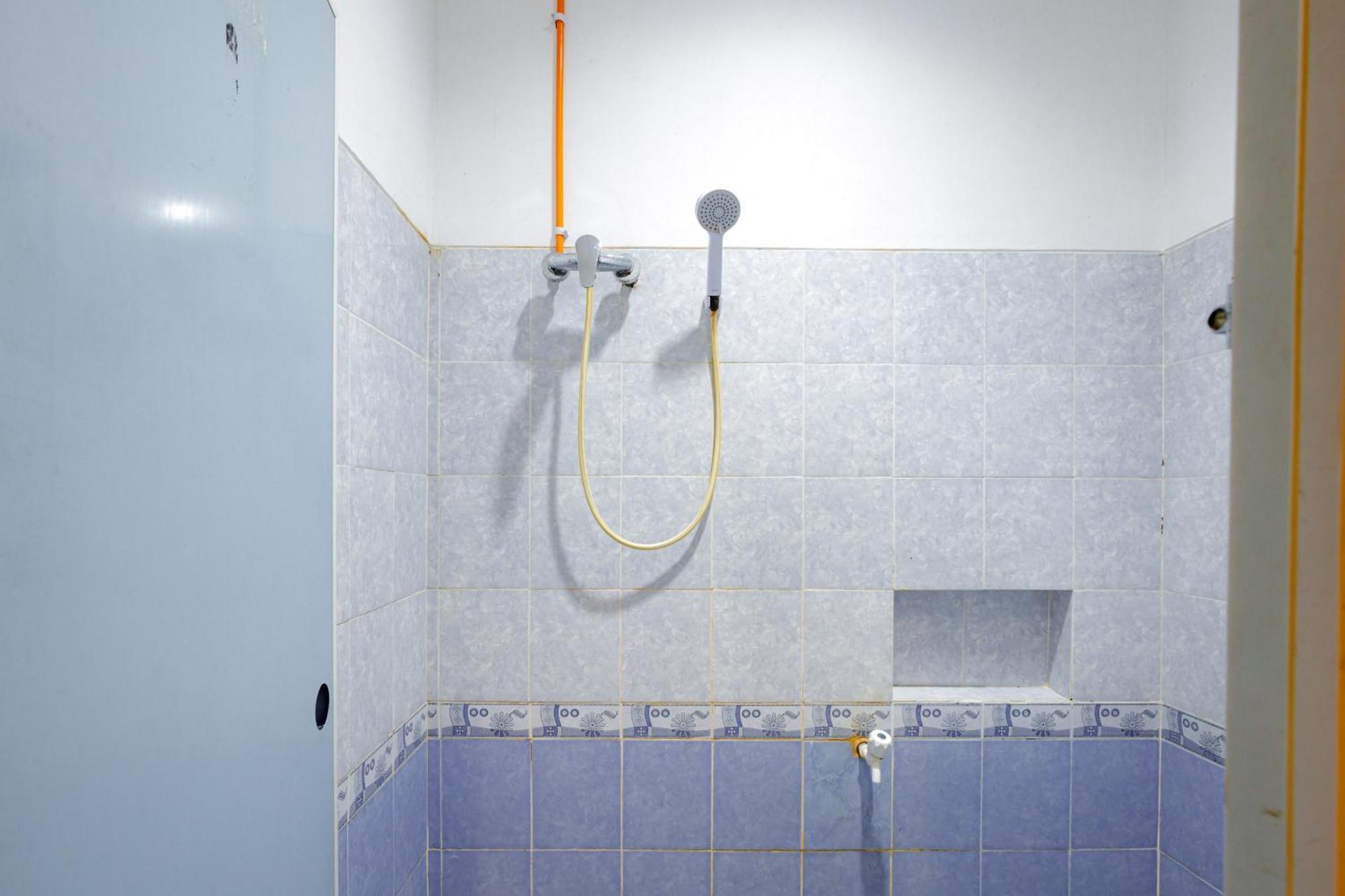 J&B Rooms Tomang Jakarta Mitra Reddoorz 外观 照片