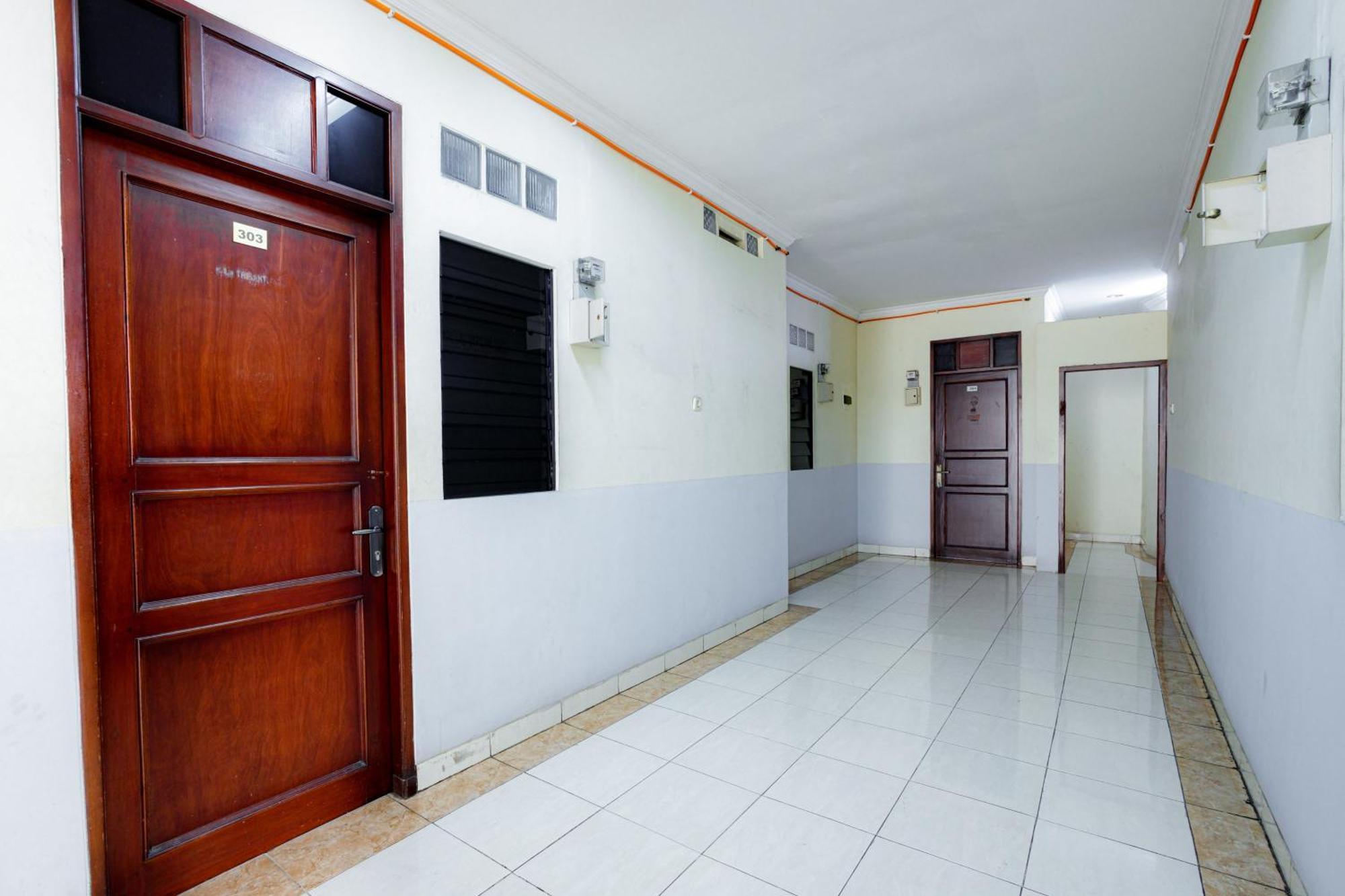 J&B Rooms Tomang Jakarta Mitra Reddoorz 外观 照片